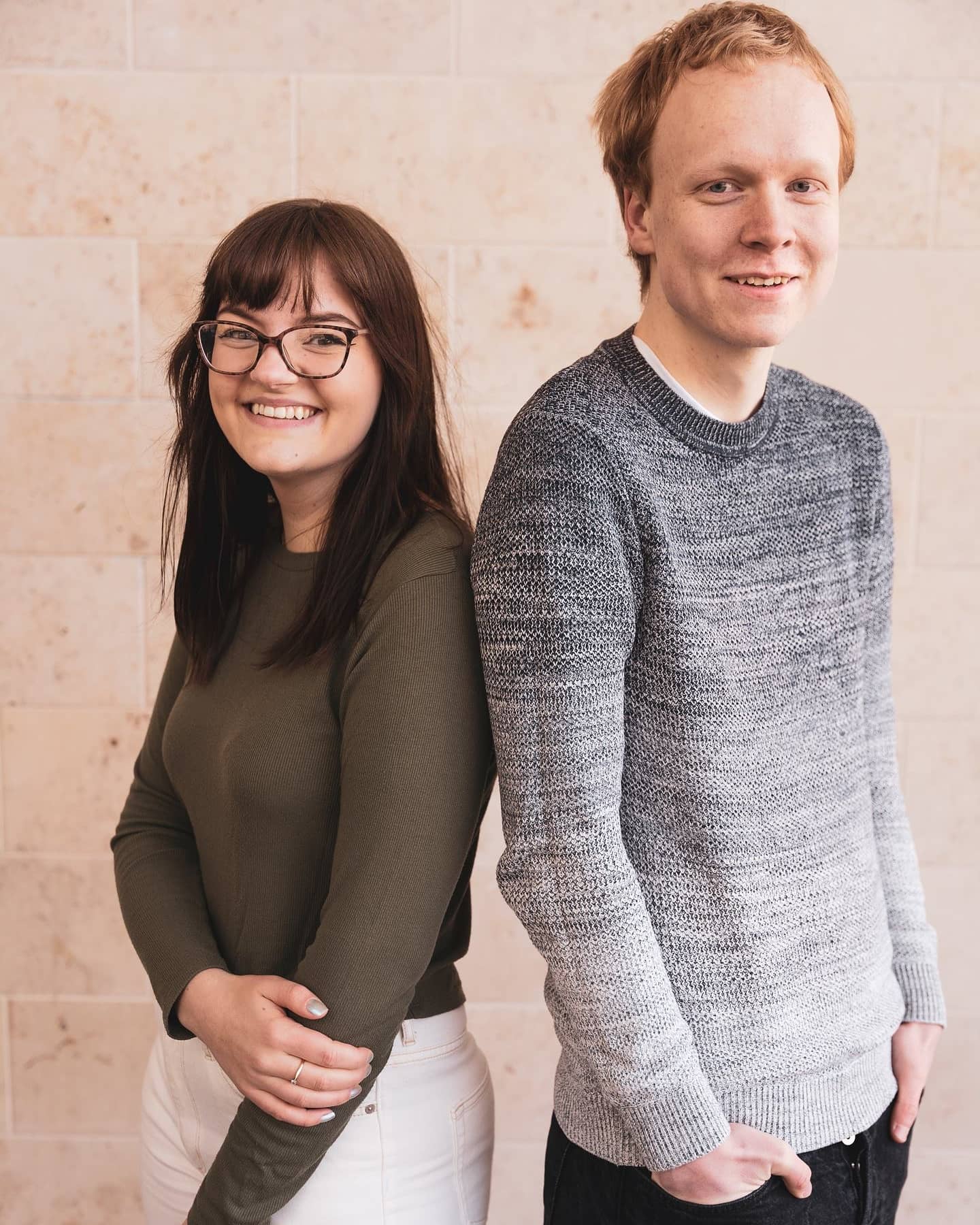 das StuRa-Präsidium. Rechts steht Julius Richert und links Fiona Richter. Beide lächeln in die Kamera.